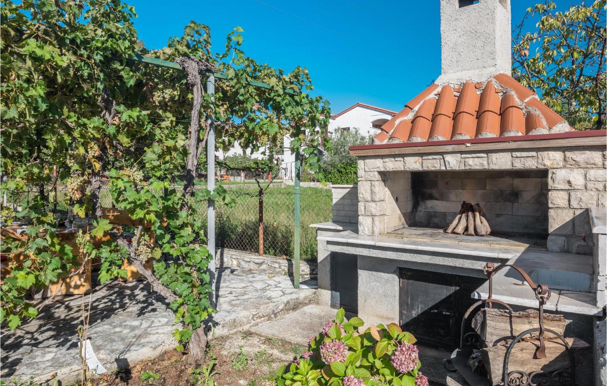 Gorgeous Apartment In Musalez With Kitchen Kültér fotó